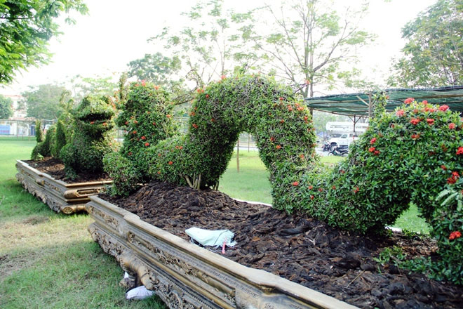 Cặp “rồng chầu” nặng chục tấn vận chuyển bằng xe đầu kéo từ miền Tây lên SG - 2