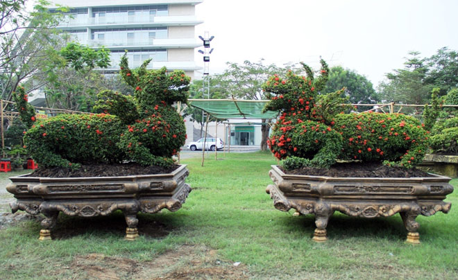 Cặp “rồng chầu” nặng chục tấn vận chuyển bằng xe đầu kéo từ miền Tây lên SG - 8