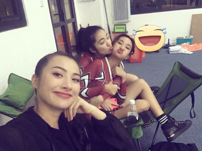 Những người bạn thân của Hòa Minzy đều quen với sở thích tinh nghịch của cô nàng mỗi lúc chụp ảnh.