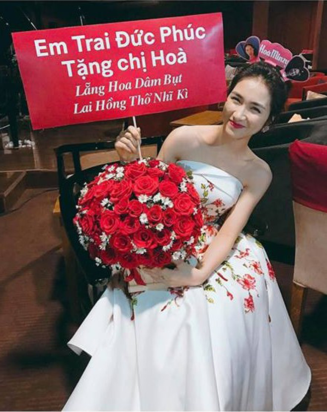 Trong khi đó, Đức Phúc cũng &#34;lầy lội&#34; không kém khi tặng quà cho Hòa Minzy.