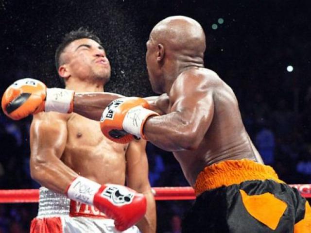 Thể thao - Bê bối thắng "bẩn" của Mayweather: "Chuông reo" vẫn đấm, trọng tài gật đầu