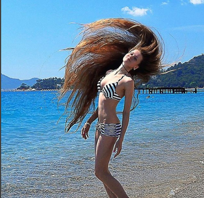 Mái tóc dài mượt mà như suối của cô giúp cô có được hàng trăm ngàn người theo dõi trên mạng xã hội.