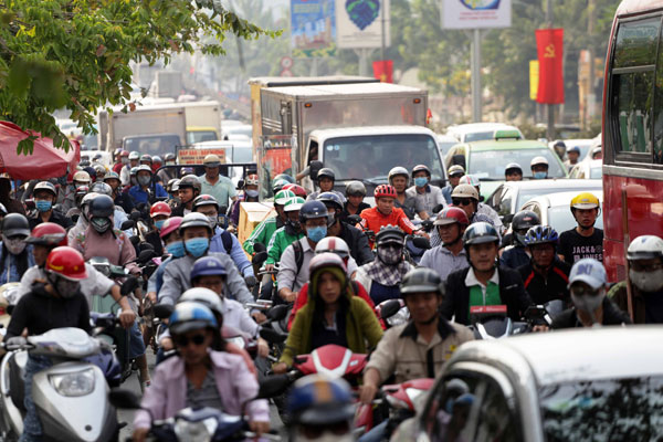 Cửa ngõ sân bay, bến xe kẹt dữ dội, “biển người” trên phố SG ngày giáp Tết - 2