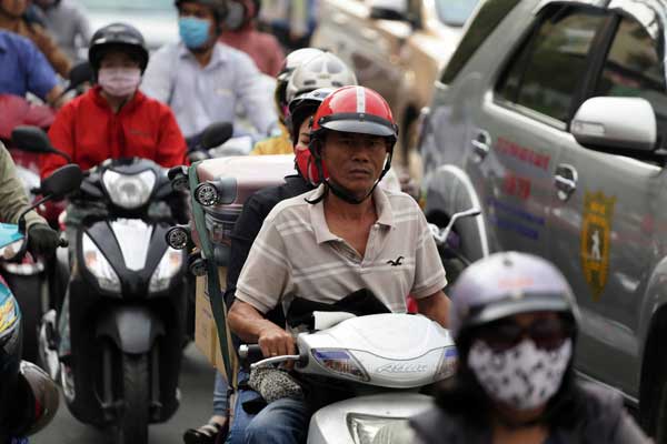 Cửa ngõ sân bay, bến xe kẹt dữ dội, “biển người” trên phố SG ngày giáp Tết - 10