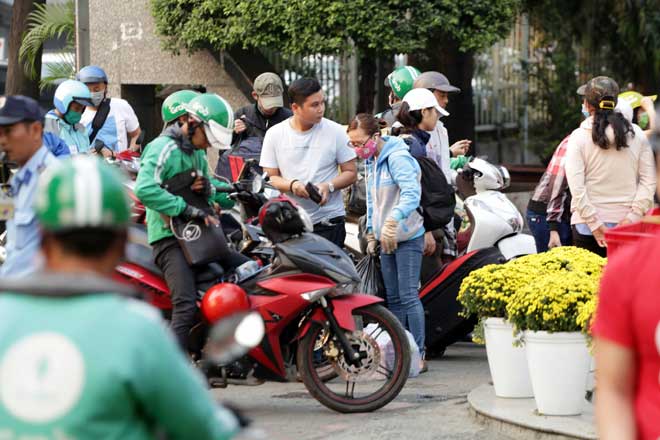 Cửa ngõ sân bay, bến xe kẹt dữ dội, “biển người” trên phố SG ngày giáp Tết - 13