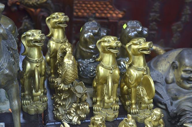 Tượng chó bằng đồng giá bạc triệu hút khách năm Mậu Tuất - 7