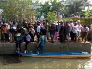 Người đàn ông nát chân khi đưa ghe vượt cống