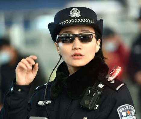Cảnh sát TQ đeo &#34;kính thần&#34; nhận biết tội phạm ngay lập tức - 1