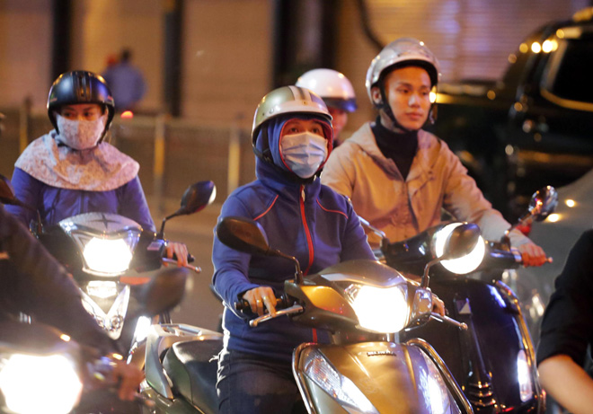 Ảnh: Người Sài Gòn co ro trong tiết trời se lạnh ngày cận Tết - 12
