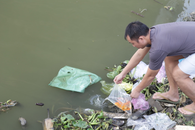 Cá chép tiễn ông Táo về trời: 1 người thả, 3 người bắt - 1