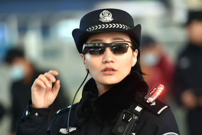 Cảnh sát Trung Quốc dùng kính thông minh nhận dạng khuôn mặt hành khách - 1