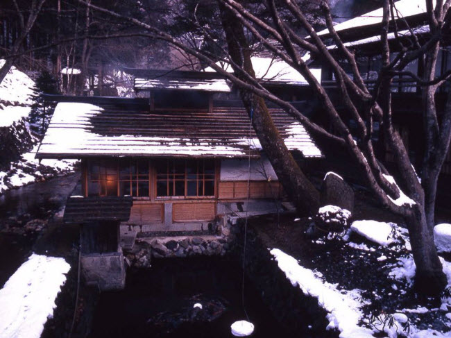 Hōshi Ryokan, Komatsu, Nhật Bản (Năm 717): Khách sạn được xây dựng theo phong cách truyền thống Nhật Bản, với sàn tatami, giường futon và phục vụ các món ăn địa phương.