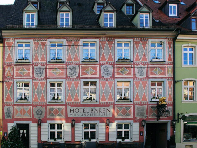 Zum Roten Bären, Freiburg, Đức (Năm 1120): Đây là khách sạn lâu đời nhất nước Đức khi được xây dựng từ năm 1120. Công trình thậm chí xuất hiện trước khi thành phố Freiburg được thành lập vào năm 1457.