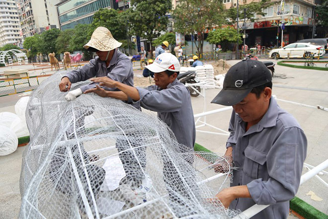 Cận cảnh đường hoa Nguyễn Huệ trước ngày khai mạc - 13