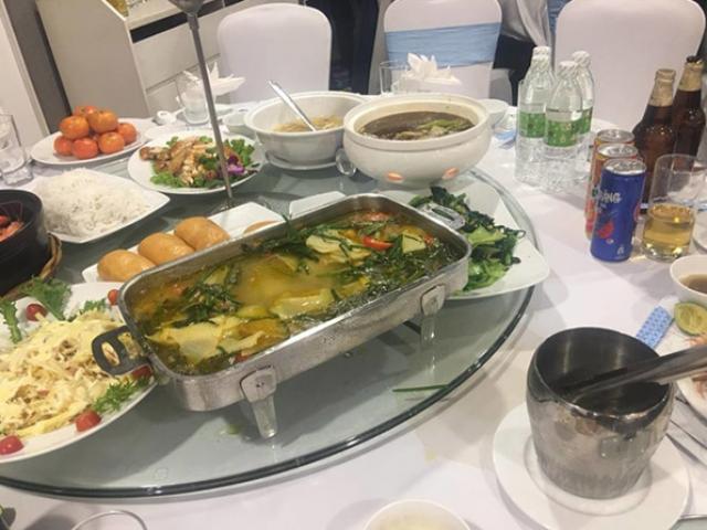 Bạn trẻ - Cuộc sống - Bàn tiệc tất niên họp lớp khiến 3 thanh niên méo mặt