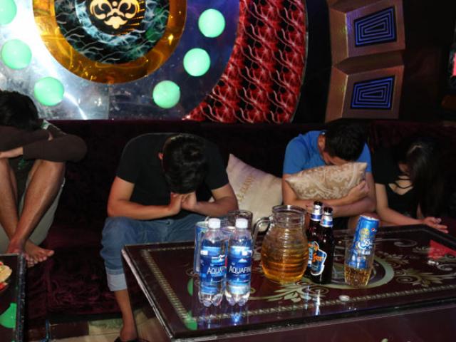 Pháp luật - 5 "cậu ấm, cô chiêu" rủ nhau vào quán karaoke chơi ma túy