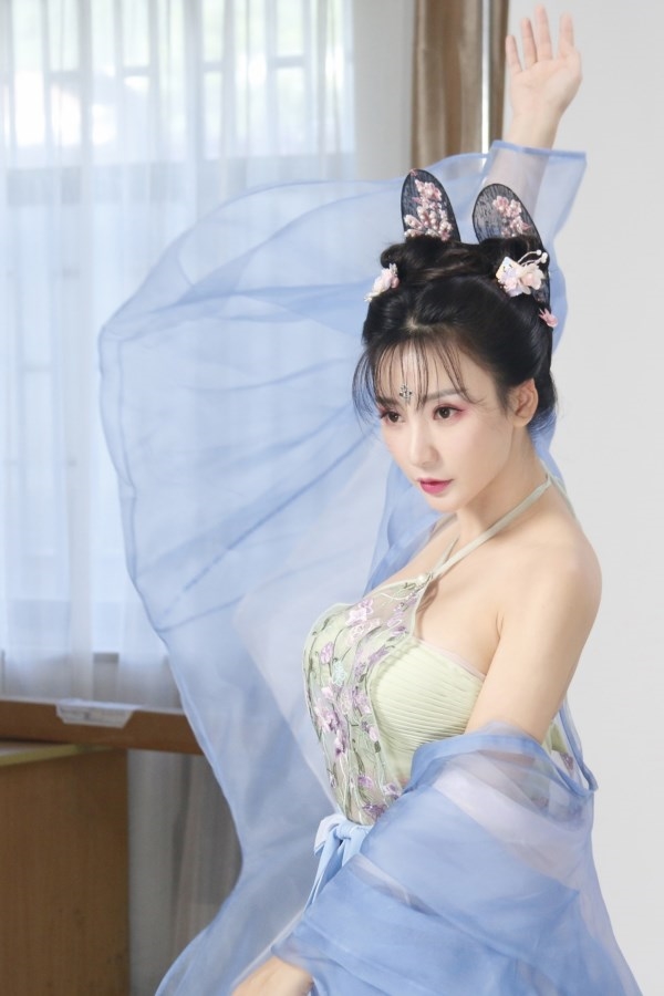 Sao Hoa ngữ khoe thân hình với áo yếm lả lơi - 5