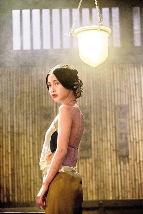 Sao Hoa ngữ khoe thân hình với áo yếm lả lơi - 3