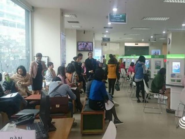 Tài chính - Bất động sản - Cận Tết, khách chờ chực la liệt tại quầy giao dịch ngân hàng