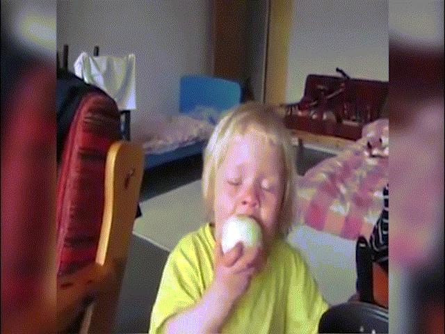 Bạn trẻ - Cuộc sống - Cô bé nước mắt giàn giụa ăn hành tây "gây bão"