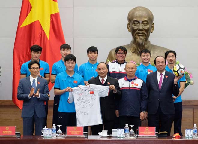 Nóng 24h qua: Chi 6 tỉ mua áo U23 tặng Thủ tướng - 1
