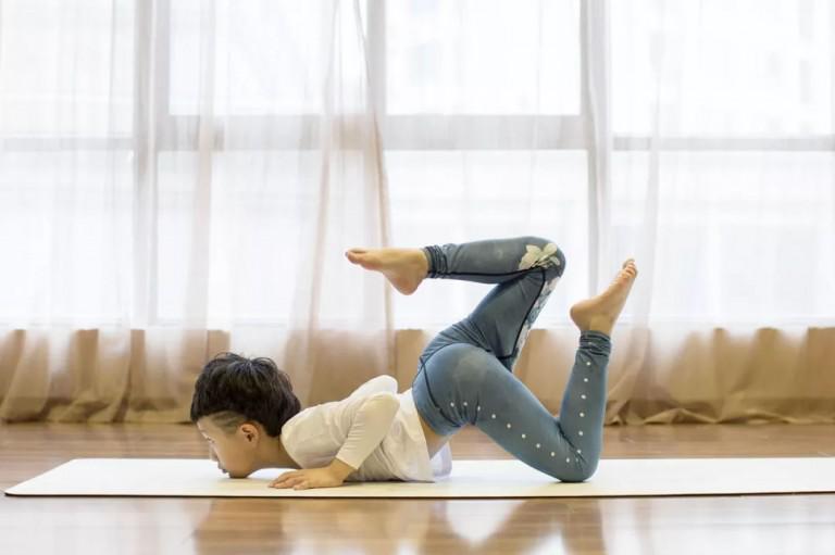 Bé trai 7 tuổi kiếm được 350 triệu đồng nhờ dạy yoga - 1