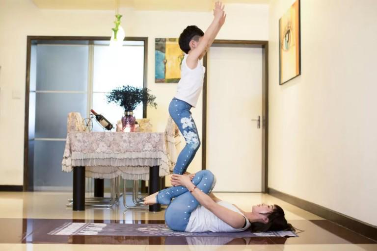 Bé trai 7 tuổi kiếm được 350 triệu đồng nhờ dạy yoga - 3