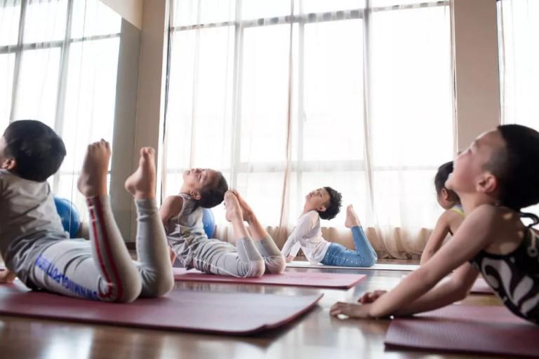 Bé trai 7 tuổi kiếm được 350 triệu đồng nhờ dạy yoga - 5