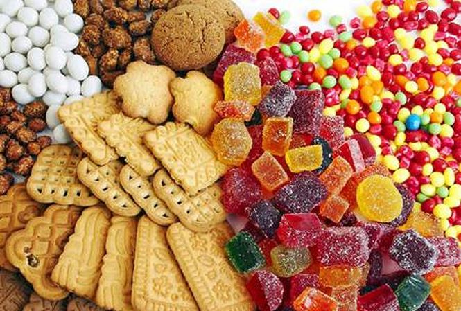 Bộ Y tế bày cách phân biệt bánh kẹo nhuộm phẩm độc - 1