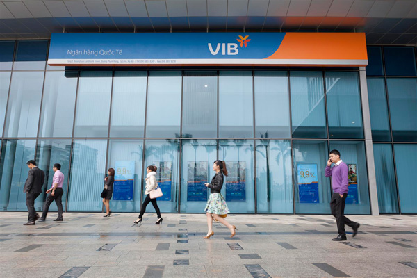 Lãi suất hấp dẫn, khách hàng lựa chọn ngân hàng nào để gửi tiền? - 1