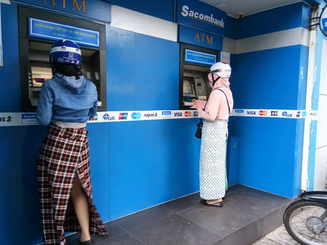 TP.HCM: “Bực bội” vì ATM “nhả” tiền mệnh giá thấp - 1