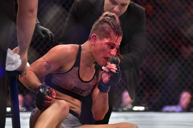 UFC: Thấy phụ nữ nguy hiểm tính mạng không cứu, trọng tài nhận &#34;mưa đòn&#34; - 1