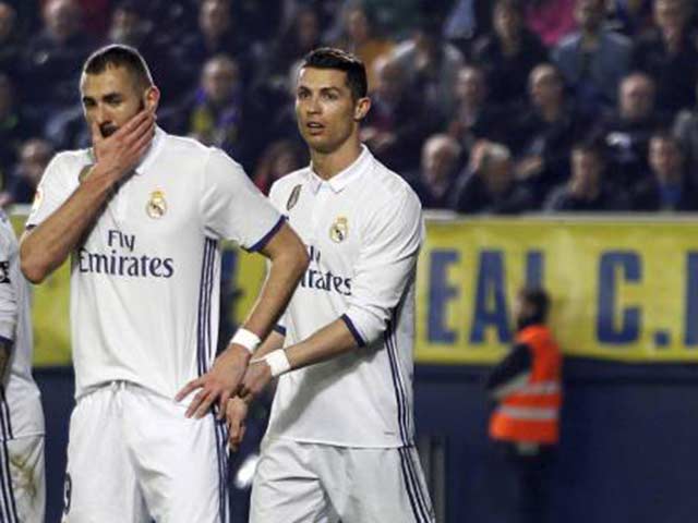 Real nhận ”tối hậu thư”: Thua PSG, Ronaldo & 9 SAO cùng ”ra đường”