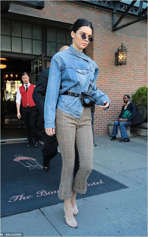 Bầu bí, Miranda Kerr vẫn tỏa sáng tựa nữ thần với giày trong suốt - 3