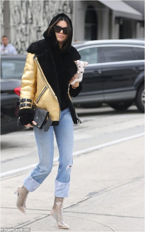 Bầu bí, Miranda Kerr vẫn tỏa sáng tựa nữ thần với giày trong suốt - 4