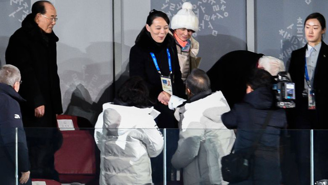 Cái bắt tay lịch sử giữa Tổng thống Hàn Quốc và em gái Kim Jong-un - 1