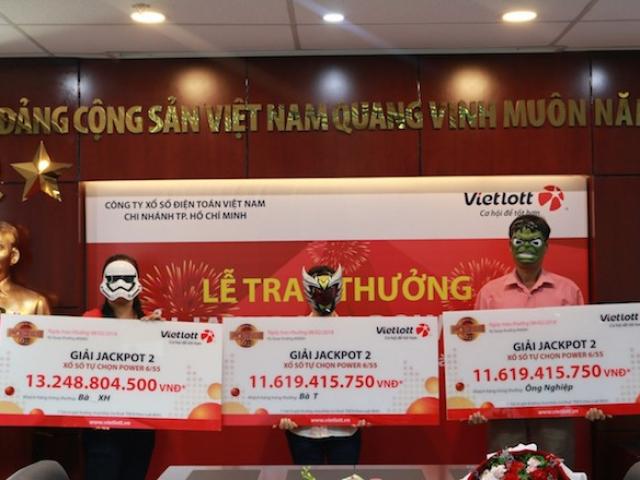 Tin tức trong ngày - 3 người cùng đeo mặt nạ đi nhận hơn chục tỉ của Vietlott về ăn Tết
