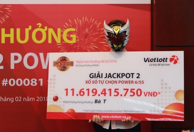 3 người cùng đeo mặt nạ đi nhận hơn chục tỉ của Vietlott về ăn Tết - 3