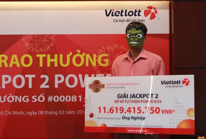 3 người cùng đeo mặt nạ đi nhận hơn chục tỉ của Vietlott về ăn Tết - 4