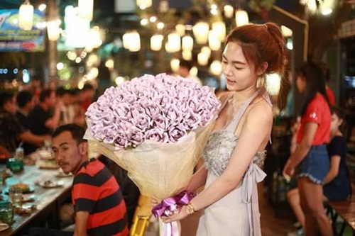 Chưa Valentine, cô gái đã tặng bạn trai bó hoa tiền gần trăm triệu - 1