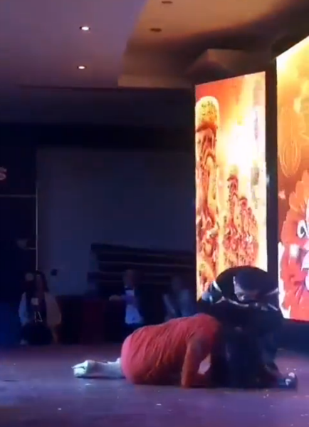 Sếp quăng nữ diễn viên ngã trên sân khấu khiến dân mạng phẫn nộ - 2