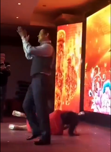 Sếp quăng nữ diễn viên ngã trên sân khấu khiến dân mạng phẫn nộ - 3