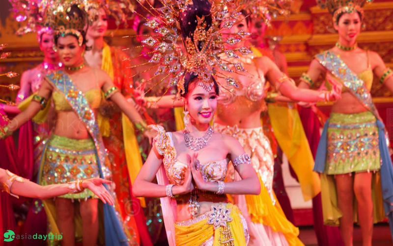 Dân Trung Quốc đổ xô về Thái Lan xem show chuyển giới - 2