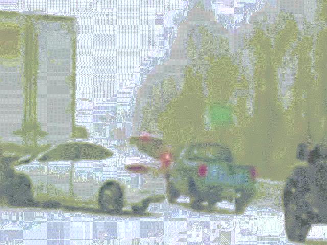 Thế giới - Khoảnh khắc xe tải "tử thần" 18 bánh lao vào ô tô của cô gái trẻ