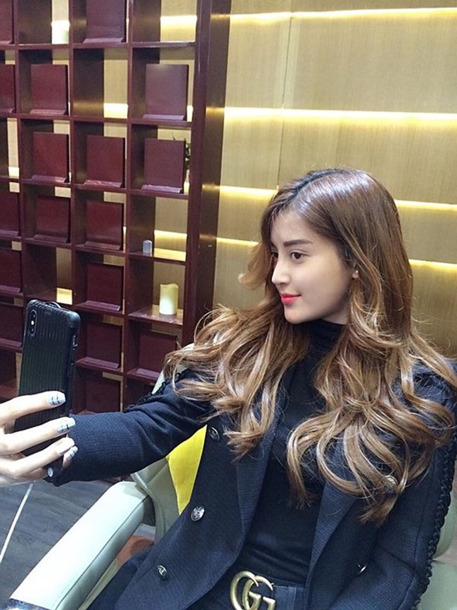 Huyền My khiến người hâm mộ hoài nghi cô cắt mí mắt, nâng mũi khi gương mặt không trang điểm kỹ càng.