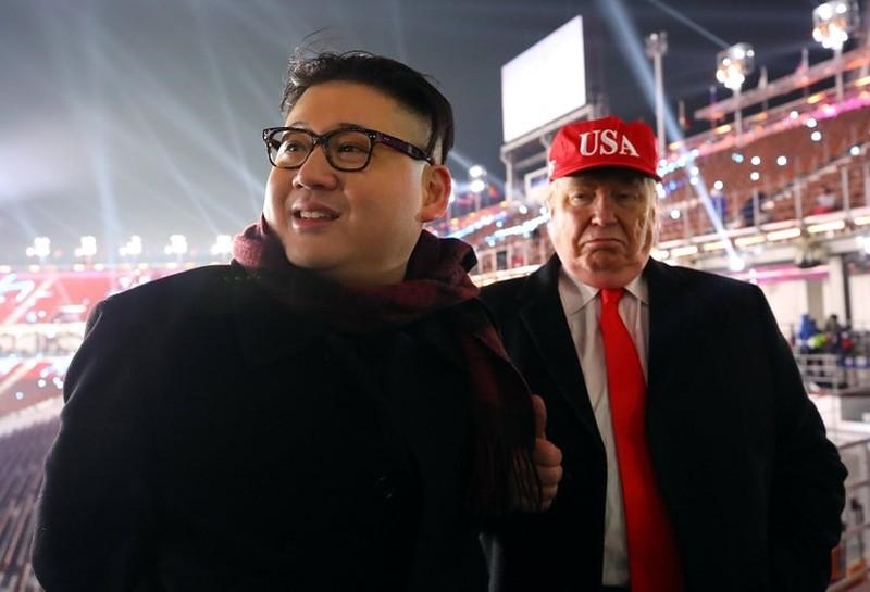 Bất ngờ, ông “Kim Jong-un và Donald Trump” cùng selfie tại Hàn Quốc - 1