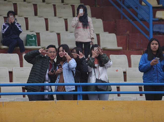 Tuyển thủ U23 Việt Nam bị fan nữ bủa vây ở Hàng Đẫy - 1
