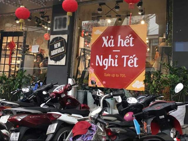 Tin tức trong ngày - Tắc đường vì đổ xô đi mua quần áo "Big sale"