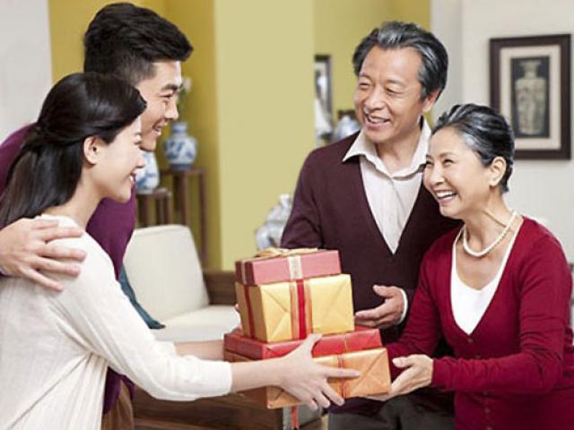 Bạn trẻ - Cuộc sống - Cãi nhau tưng bừng vì vợ lo quà Tết bên nội bên ngoại... như nhau