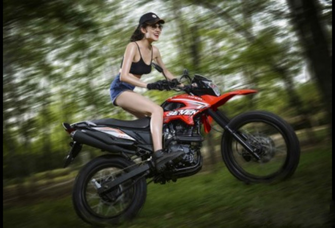 Người đẹp bốc lửa bên xế phượt trong rừng xanh - 1